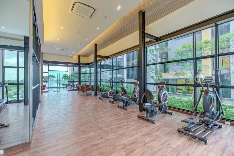 ให้เช่า J Condo Sathorn-Kallaprapruk 1 ห้องนอน 1 ห้องน้ำ มาพร้อมเฟอร์ครบครัน มองเห็นวิวสระ จองเลย