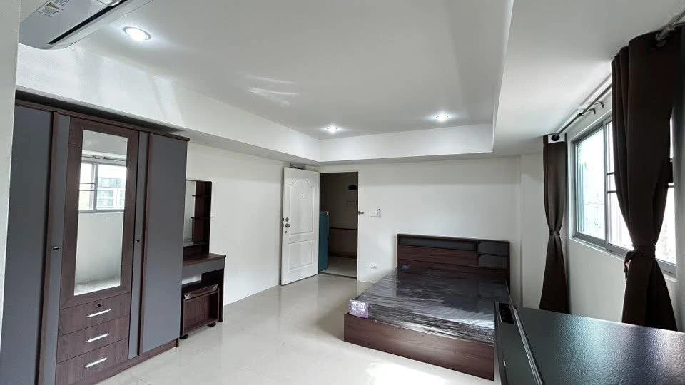 ให้เช่า J W.place ห้องอยู่ชั้นสองเป็นห้องมุม เงียบสงบเป็นส่วนตัว ราคานี้ต้องรีบแล้ว