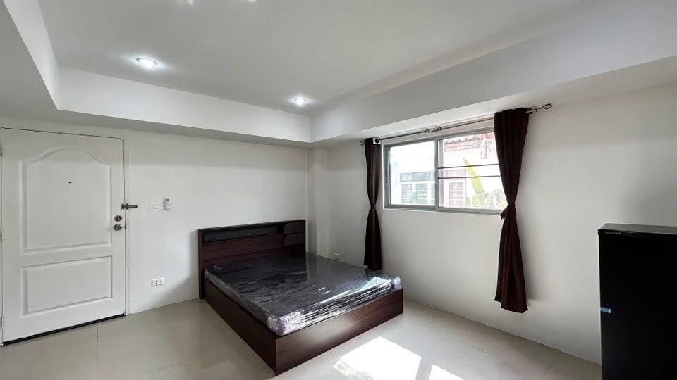 ให้เช่า J W.place ห้องอยู่ชั้นสองเป็นห้องมุม เงียบสงบเป็นส่วนตัว ราคานี้ต้องรีบแล้ว