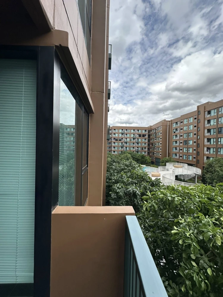 ให้เช่า Kave Town Colony ห้องน่าอยู่ มาพร้อมเฟอร์และสิ่งอำนวยความสะดวกครบครัน เห็นวิวสระว่ายน้ำ จองเลย