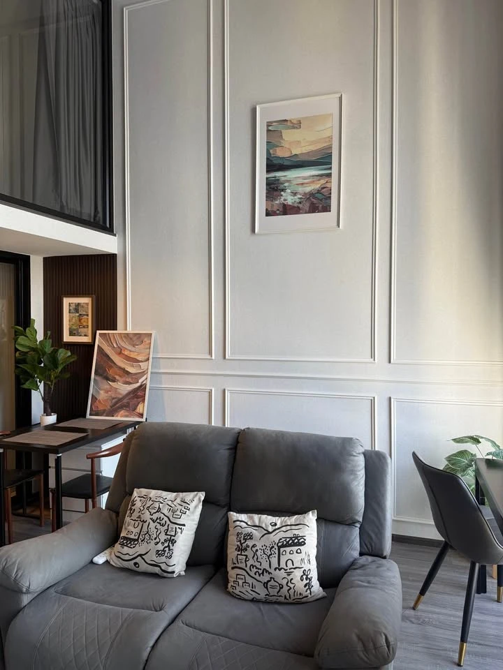 ให้เช่า KnightsBridge Space Rachayothin ห้องน่าอยู่ เพดานสูงโปร่งโล่ง มาพร้อมเฟอร์นิเจอร์ครบครัน จองเลย