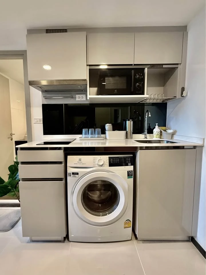 ให้เช่า KnightsBridge Space Rachayothin ห้องน่าอยู่ เพดานสูงโปร่งโล่ง มาพร้อมเฟอร์นิเจอร์ครบครัน จองเลย