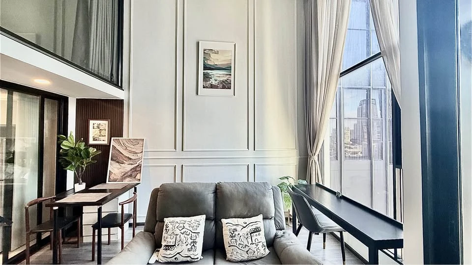 ให้เช่า KnightsBridge Space Rachayothin ห้องน่าอยู่ เพดานสูงโปร่งโล่ง มาพร้อมเฟอร์นิเจอร์ครบครัน จองเลย