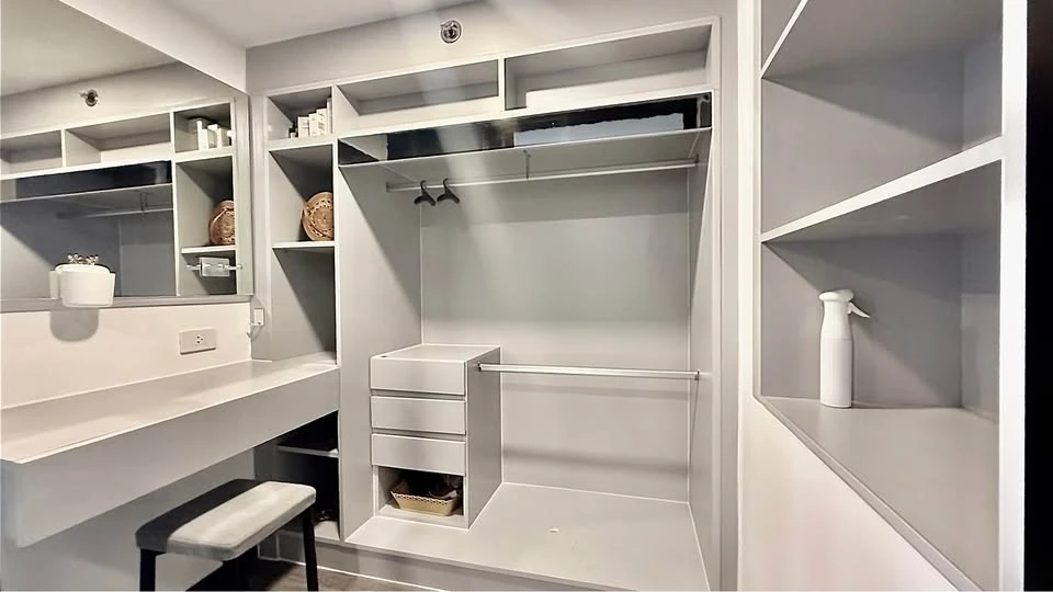 ให้เช่า KnightsBridge Space Rachayothin ห้องน่าอยู่ เพดานสูงโปร่งโล่ง มาพร้อมเฟอร์นิเจอร์ครบครัน จองเลย