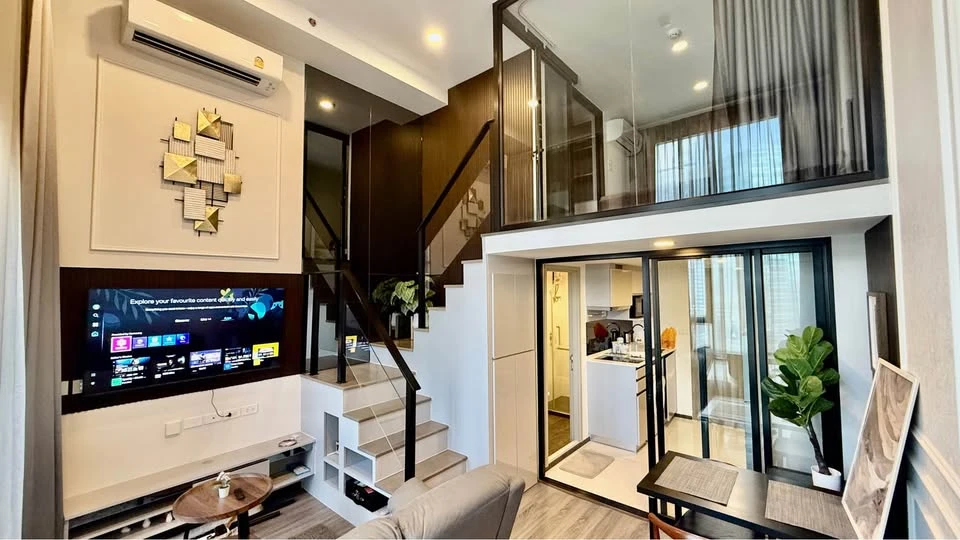 ให้เช่า KnightsBridge Space Rachayothin ห้องน่าอยู่ เพดานสูงโปร่งโล่ง มาพร้อมเฟอร์นิเจอร์ครบครัน จองเลย