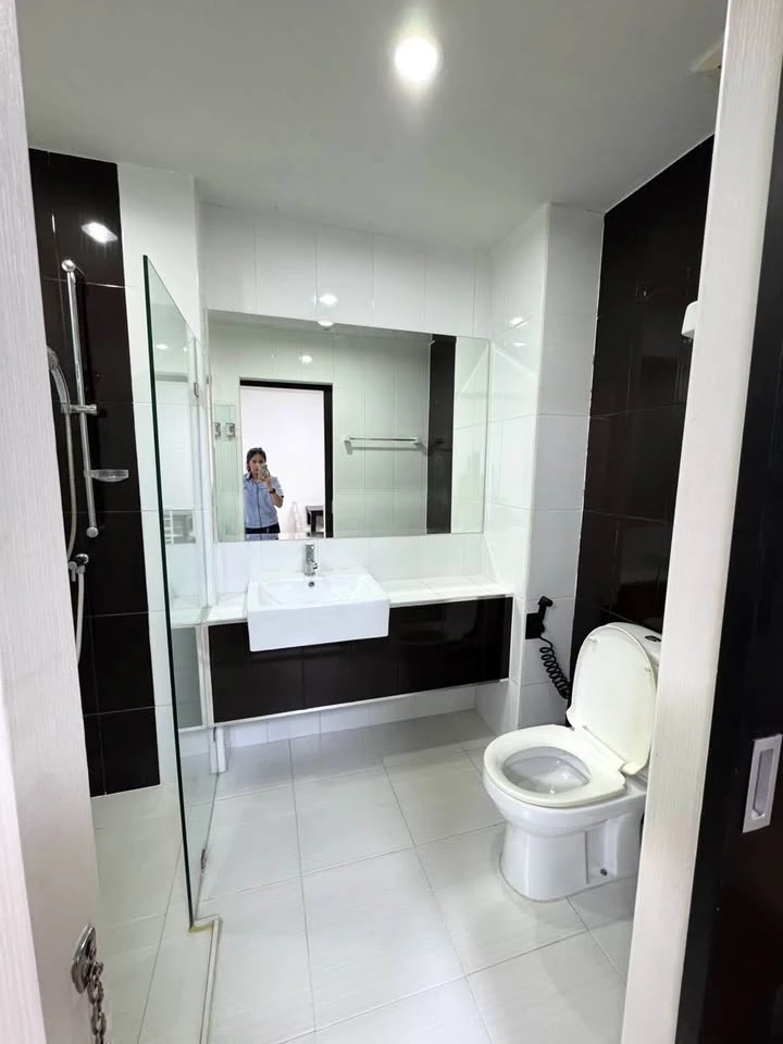 ให้เช่า Ladda Condoview ห้องชั้น 12 มาพร้อมเฟอร์นิเจอร์ครบครัน ดีแบบนี้ห้ามพลาด