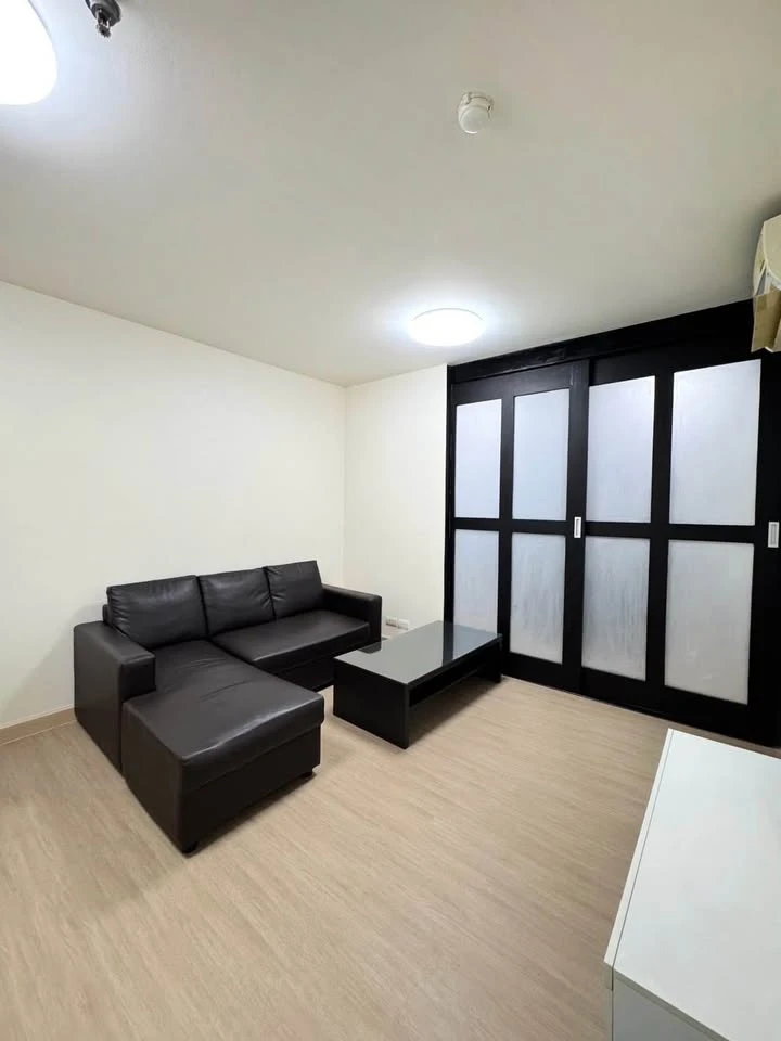 ให้เช่า Ladda Condoview ห้องชั้น 12 มาพร้อมเฟอร์นิเจอร์ครบครัน ดีแบบนี้ห้ามพลาด
