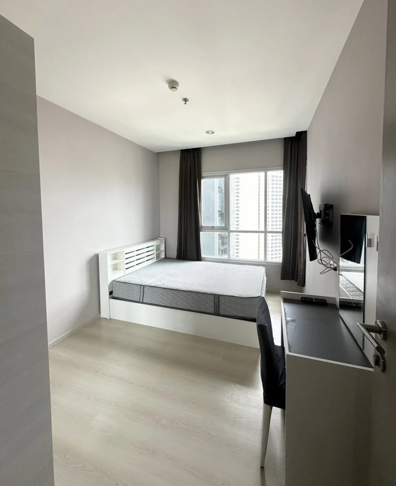 For rent: Life @ Ratchada-Huai Khwang. The room is on a very high floor, facing north, with good ventilation. You can't miss this opportunity to reser