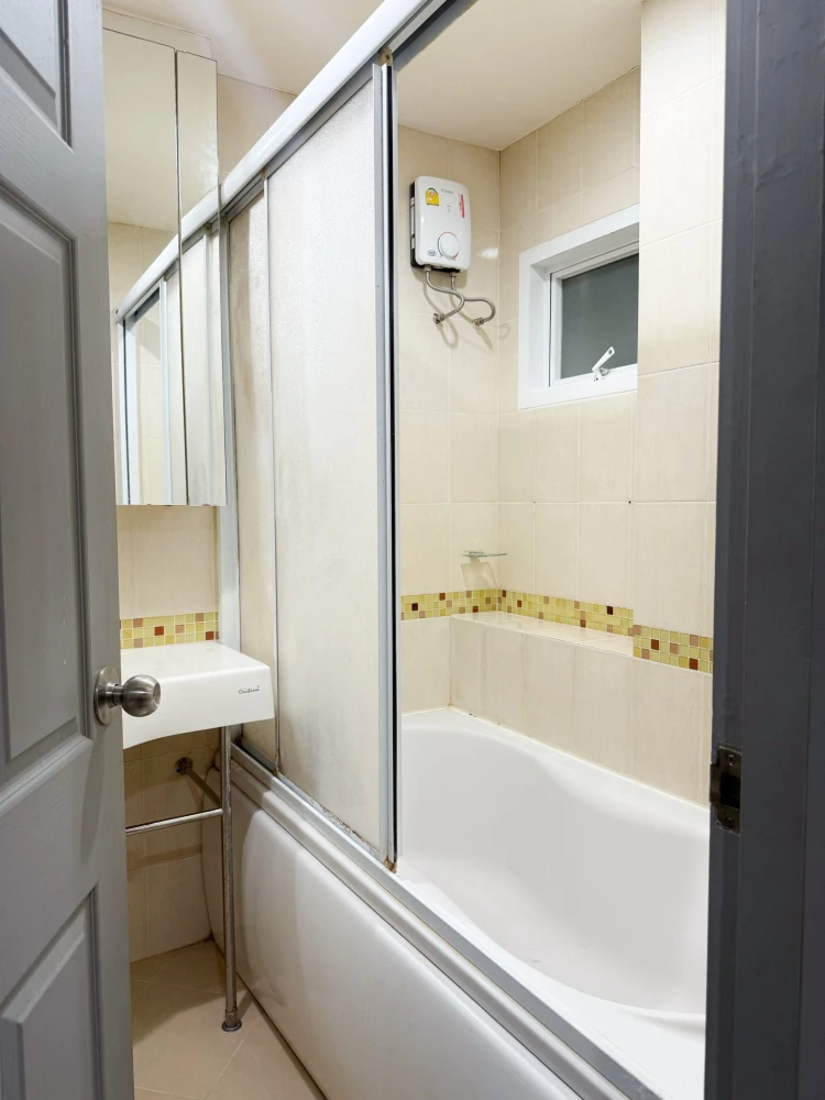 ให้เช่า Life @ Ratchada (ลาดพร้าว 36) ห้องใหญ่ สวย บ่ายร่ม วิวรถไฟฟ้า สระว่ายน้ำ หิ้วกระเป๋าเข้าอยู่ได้เลย!!