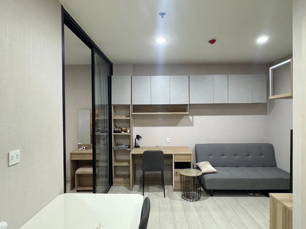 ให้เช่า Life Asoke ชั้น 31 วิวสวย แต่งครบ มีมุมทำงานส่วนตัวค่ะ เดินทางสะดวกสุดๆ เหมาะกับคนทำงานและนักศึกษาค่ะ