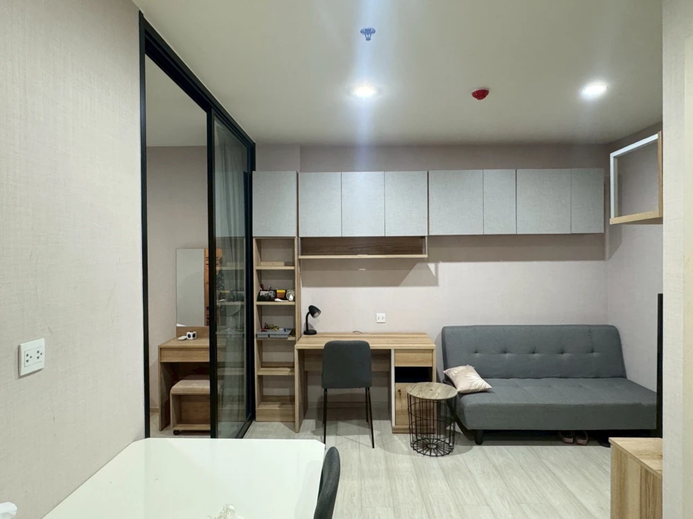 ให้เช่า Life Asoke ชั้น 31 วิวสวย แต่งครบ มีมุมทำงานส่วนตัวค่ะ เดินทางสะดวกสุดๆ เหมาะกับคนทำงานและนักศึกษาค่ะ