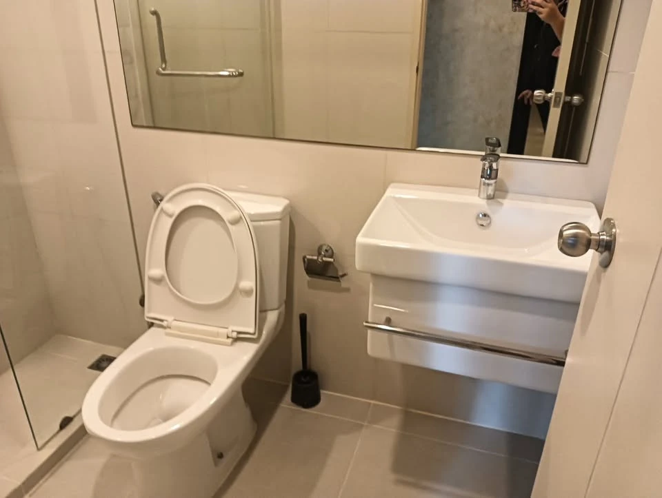 ให้เช่า Life Asoke ห้องชั้น 18 ติดวอลเปเปอร์อย่างดี เฟอร์นิเจอร์ครบครัน หิ้วกระเป๋าเข้าอยู่ได้เลยจ้า