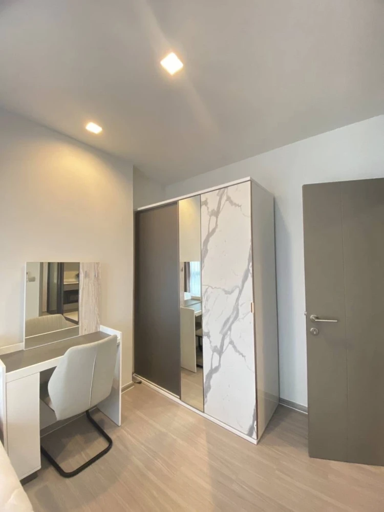 ให้เช่า Life Asoke Hype ห้องกว้างพื้นที่ใช้สอยเยอะ มาพร้อมโซฟาตัวใหญ่น่านั่ง วิวสวย จองด่วน