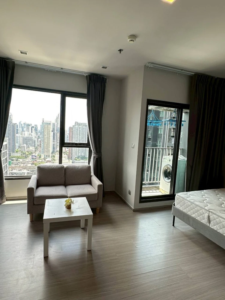 ให้เช่า Life Asoke-Rama 9 ห้องสตูดิโอ มาพร้อมเฟอร์และเครื่องใช้ไฟฟ้าครบครัน หิ้วกระเป๋าเข้าอยู่ได้เลยจ้า
