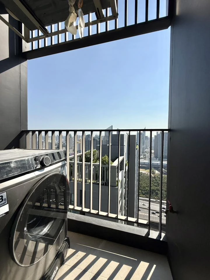 ให้เช่า Life asoke-rama9 ห้องย่าอยู่ ชั้น 40 ได้วิวสูง มาพร้อมเฟอร์ เครื่องใช้ไฟฟ้าครบ พลาดแล้วจะเสียดาย