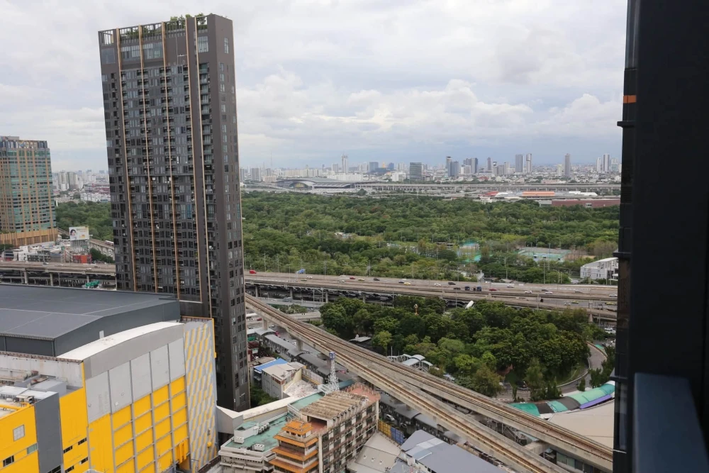 ให้เช่า Life Ladprao Valley ชั้น 32 วิวเมืองสวยไม่ติดบล็อก พิเศษทีวีแขวนขนาดใหญ่ 58 นิ้ว และ Build in Mini-Walk in closet ต้องจอง