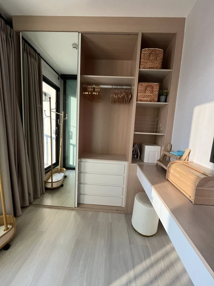 ให้เช่า Life Pinklao ชั้น 23 (ชั้นบนสุด) มี Walk-in Closet แยกห้องเป็นสัดส่วนอย่างดี รีบจองเลย