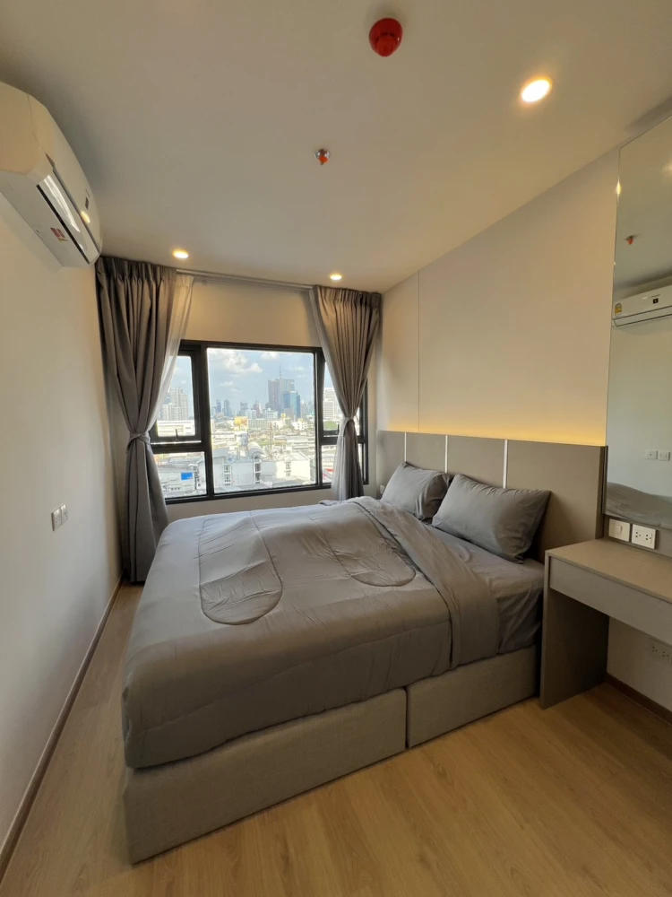 For rent: Life Rama 4 - Asoke, corner unit with beautiful city views, spacious living area, fully furnished. Book now!