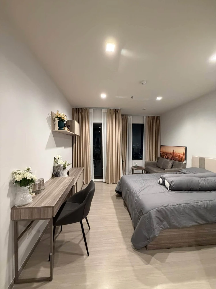 ให้เช่า Life Sathorn-Sierra ห้องตกแต่งสไตล์ Modern Minimal โทนสีเทา-ครีม เรียบหรู อบอุ่น พร้อมเฟอร์นิเจอร์บิวท์อิน และเครื่องใช้ไฟฟ้าอัจฉริยะ