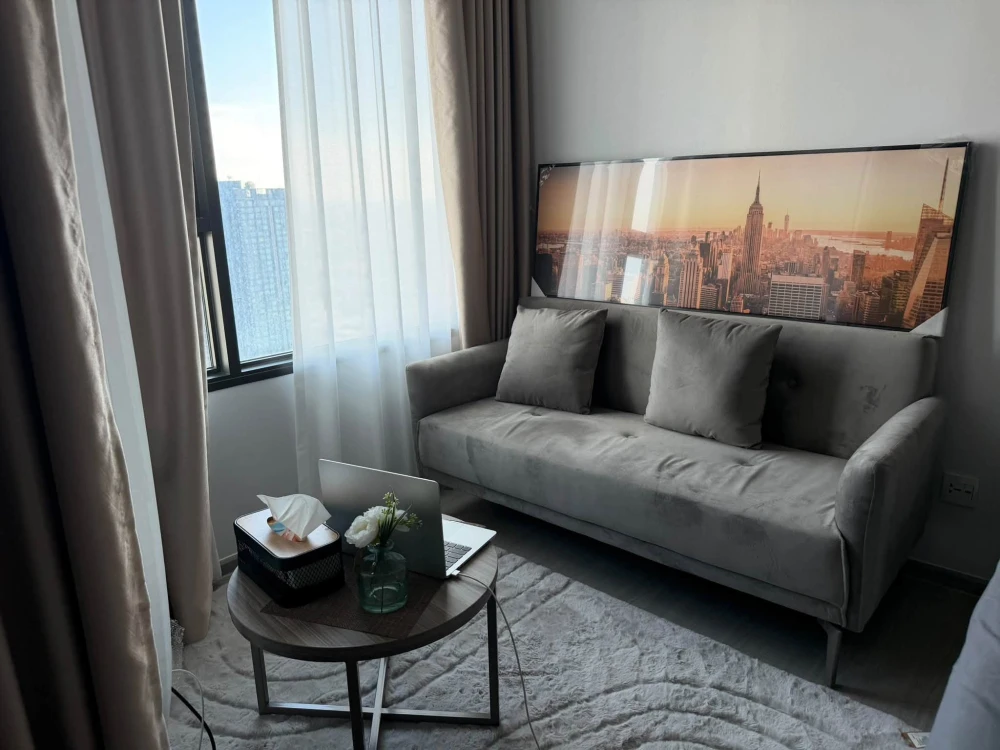 ให้เช่า Life Sathorn-Sierra ห้องตกแต่งสไตล์ Modern Minimal โทนสีเทา-ครีม เรียบหรู อบอุ่น พร้อมเฟอร์นิเจอร์บิวท์อิน และเครื่องใช้ไฟฟ้าอัจฉริยะ