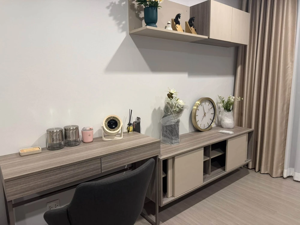 ให้เช่า Life Sathorn-Sierra ห้องตกแต่งสไตล์ Modern Minimal โทนสีเทา-ครีม เรียบหรู อบอุ่น พร้อมเฟอร์นิเจอร์บิวท์อิน และเครื่องใช้ไฟฟ้าอัจฉริยะ