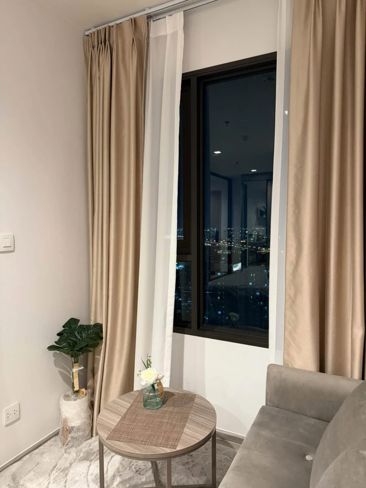 ให้เช่า Life Sathorn-Sierra ห้องตกแต่งสไตล์ Modern Minimal โทนสีเทา-ครีม เรียบหรู อบอุ่น พร้อมเฟอร์นิเจอร์บิวท์อิน และเครื่องใช้ไฟฟ้าอัจฉริยะ