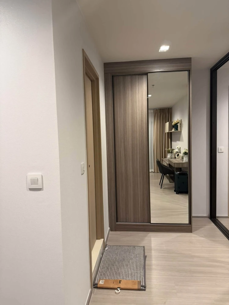 ให้เช่า Life Sathorn-Sierra ห้องตกแต่งสไตล์ Modern Minimal โทนสีเทา-ครีม เรียบหรู อบอุ่น พร้อมเฟอร์นิเจอร์บิวท์อิน และเครื่องใช้ไฟฟ้าอัจฉริยะ