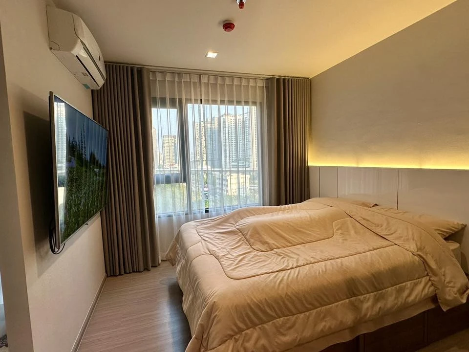 For rent: Life Sathorn-Sierra, 1 bedroom, 1 bathroom. Stunning minimalist design with high-quality built-in furniture. Don't miss out!