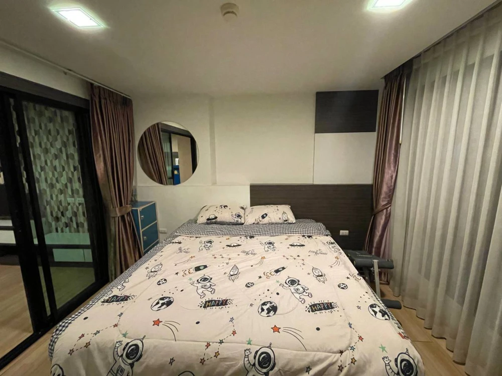 For rent: Living Avenue Bangsaen, 8th floor unit. High-quality wallpaper and complete amenities. Book now!