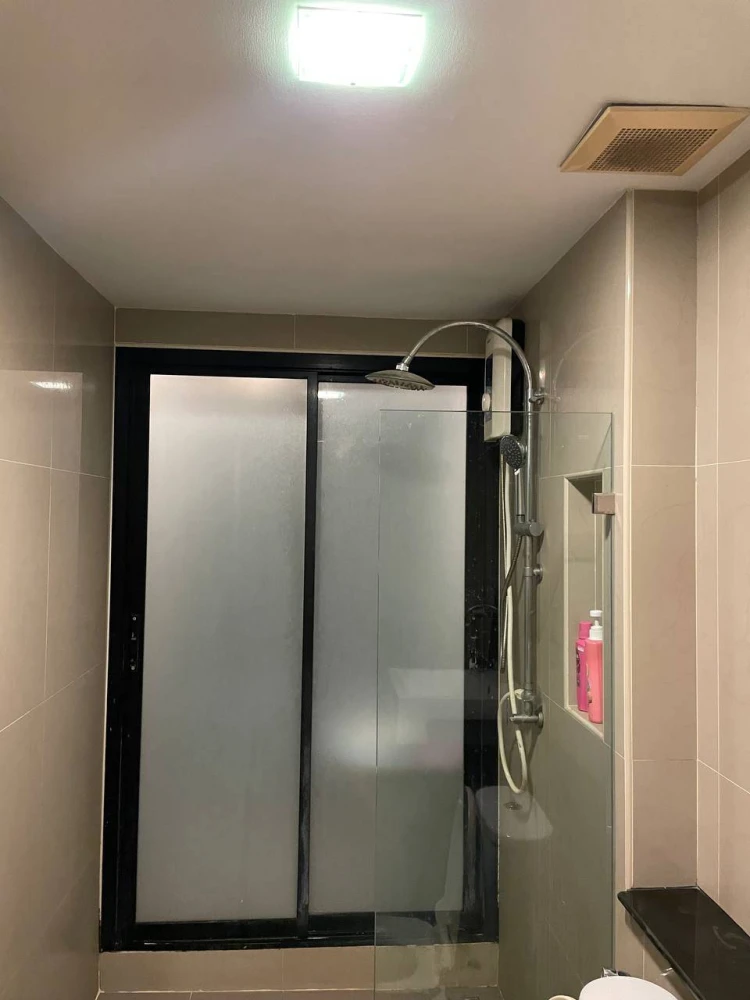 ให้เช่า Living Avenue Bangsaen ห้องชั้น 8 ติดวอลเปเปอร์อย่างดี สิ่งอำนวยความสะดวกครบครัน จองด่วน