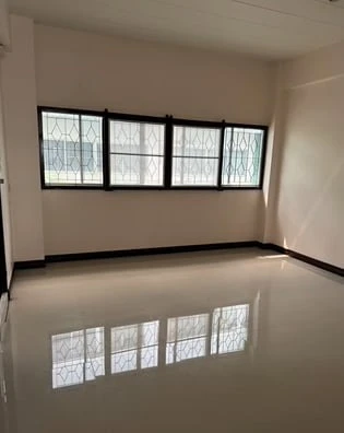 For rent: Lumpini Center Happy Land, unfurnished unit with ample living space, excellent location, and convenient transportation. Don't miss out!