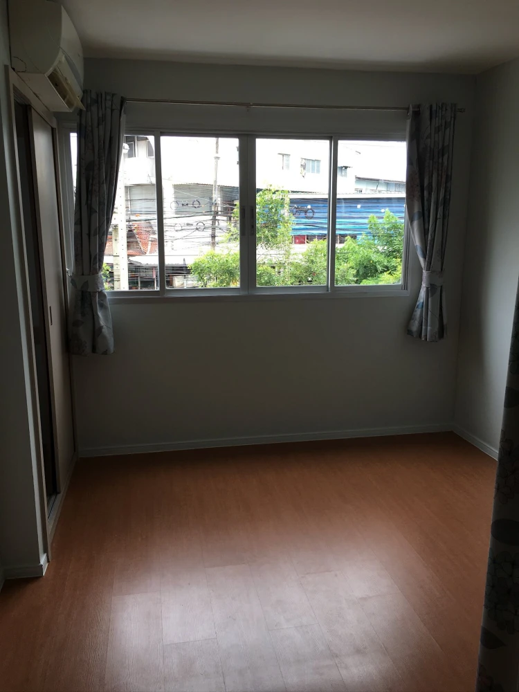 For rent: Lumpini Condo Town Ramindra-Lat Pla Khao. Nice room, low floor, affordable price. Book now!