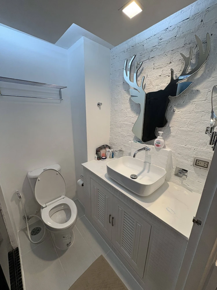 ให้เช่า Lumpini Place Rama 9–Ratchada ห้องแต่งสวยคุมโทนสุดปัง ติดวอลเปเปอร์อย่างดี สิ่งอำนวยความสะดวกครบครัน จองเลย