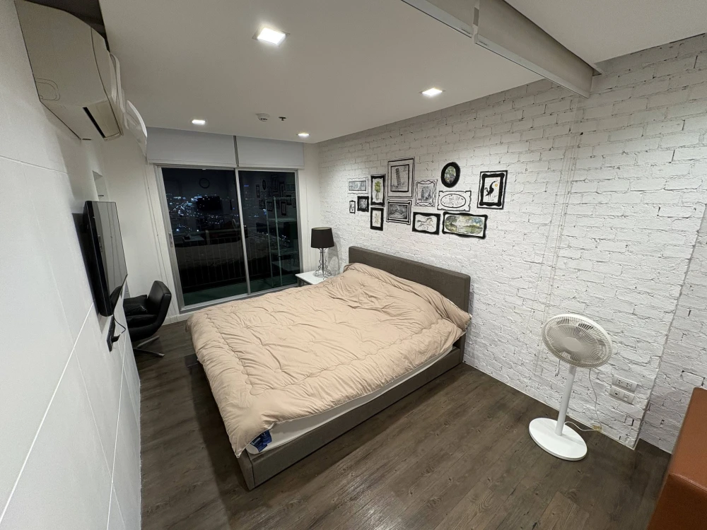 ให้เช่า Lumpini Place Rama 9–Ratchada ห้องแต่งสวยคุมโทนสุดปัง ติดวอลเปเปอร์อย่างดี สิ่งอำนวยความสะดวกครบครัน จองเลย