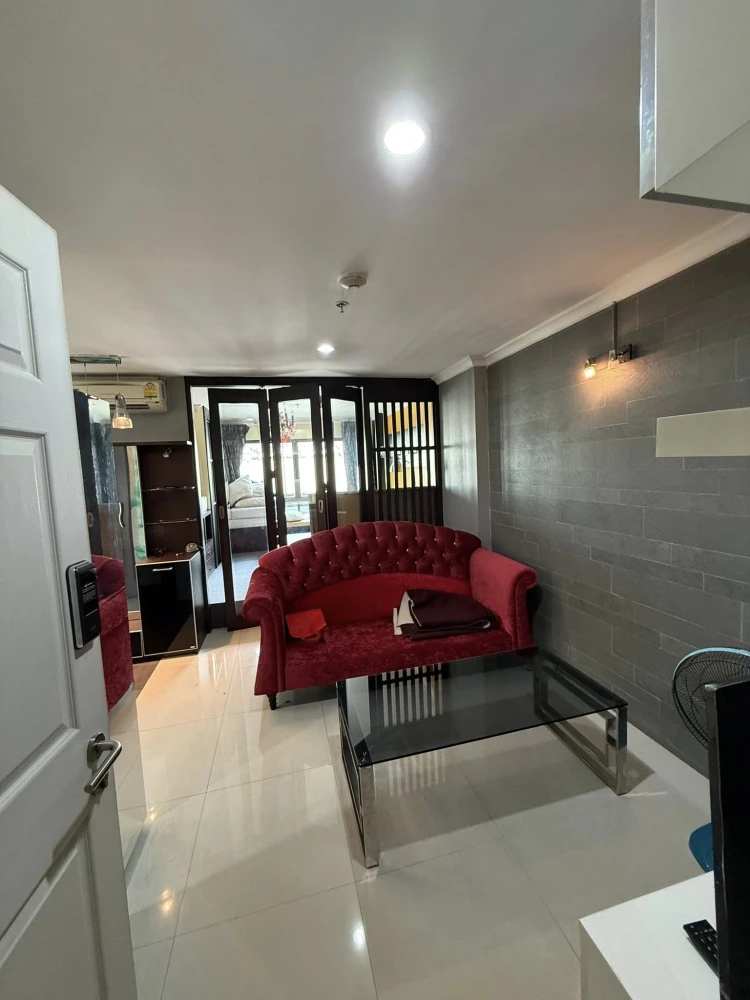 ให้เช่า Lumpini Place Rama VIII ห้องแต่งสวยคุมโทน มาพร้อมโซฟาสีแดงตัวใหญ่น่านั่ง พลาดแล้วจะเสียใจ