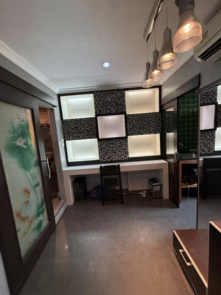 ให้เช่า Lumpini Place Rama VIII ห้องแต่งสวยคุมโทน มาพร้อมโซฟาสีแดงตัวใหญ่น่านั่ง พลาดแล้วจะเสียใจ