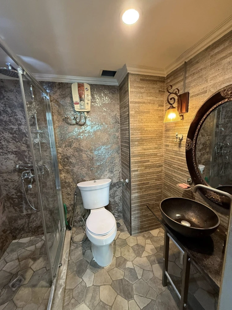 ให้เช่า Lumpini Place Rama VIII ห้องแต่งสวยคุมโทน มาพร้อมโซฟาสีแดงตัวใหญ่น่านั่ง พลาดแล้วจะเสียใจ