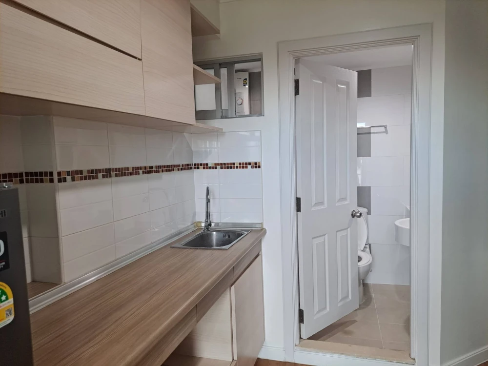 ให้เช่า Lumpini Place Ratchayothin ห้องชั้น 6 เฟอร์นิเจอร์บิว์อินอย่างดี เครื่องใช้ไฟฟ้าครบ จองเลย