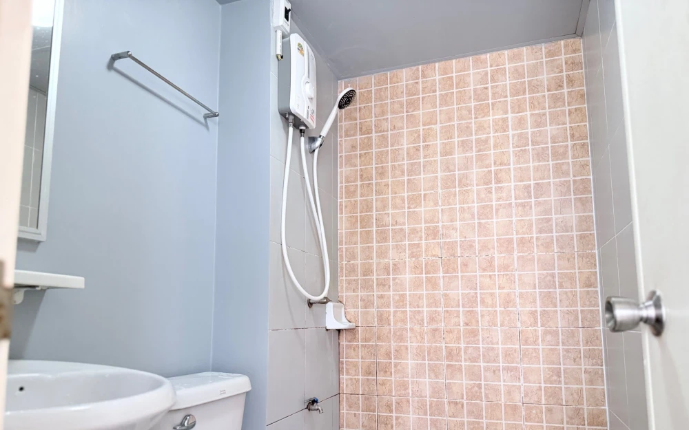 ให้เช่า Lumpini Township Rangsit Klong 1 ห้องสตูดิโอ ติดวอลเปเปอร์อย่างดี เฟอร์ครบ จองเลยจ้า