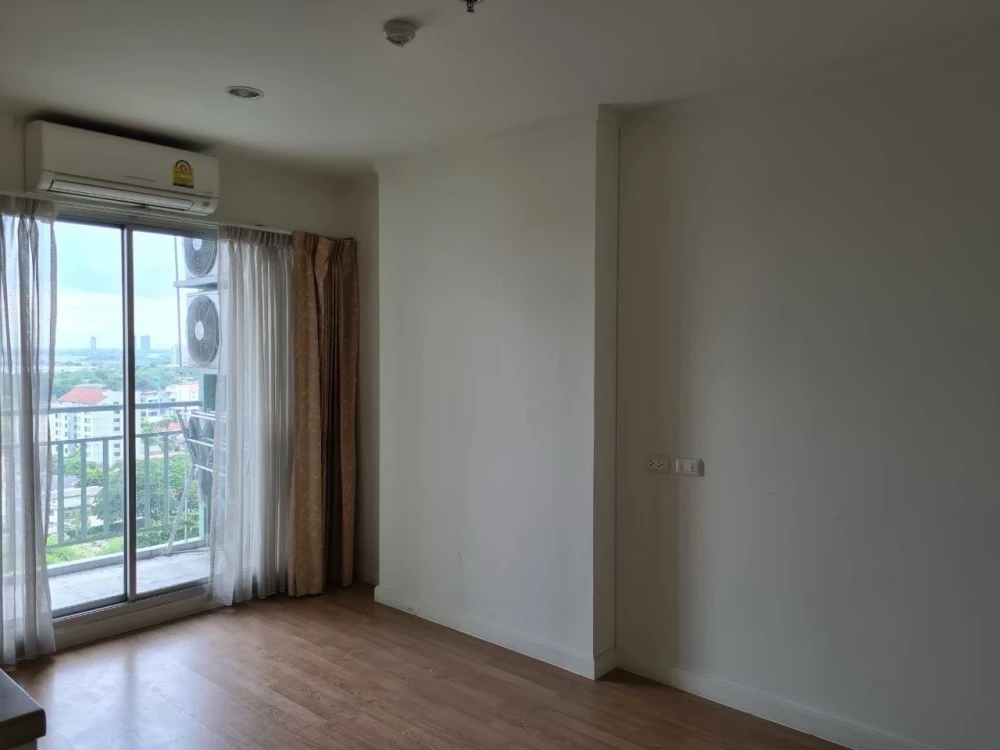 For rent: Lumpini Ville Chaengwatthana Pakkret, ready-to-move-in unit, high floor, fully furnished, affordable price. Book now!