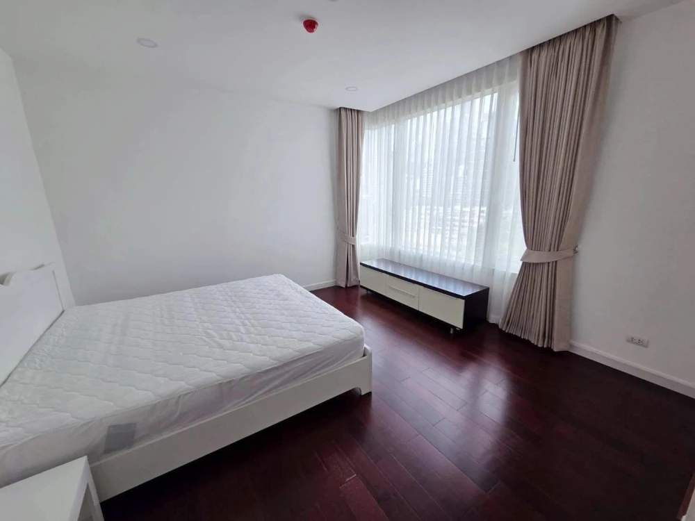ให้เช่า Manhattan ชิดลม ห้องใหญ่กว้างขวางอยู่สบาย เฟอร์นิเจอร์ เครื่องใช้ไฟฟ้าแน่นๆ รีบจองเลย