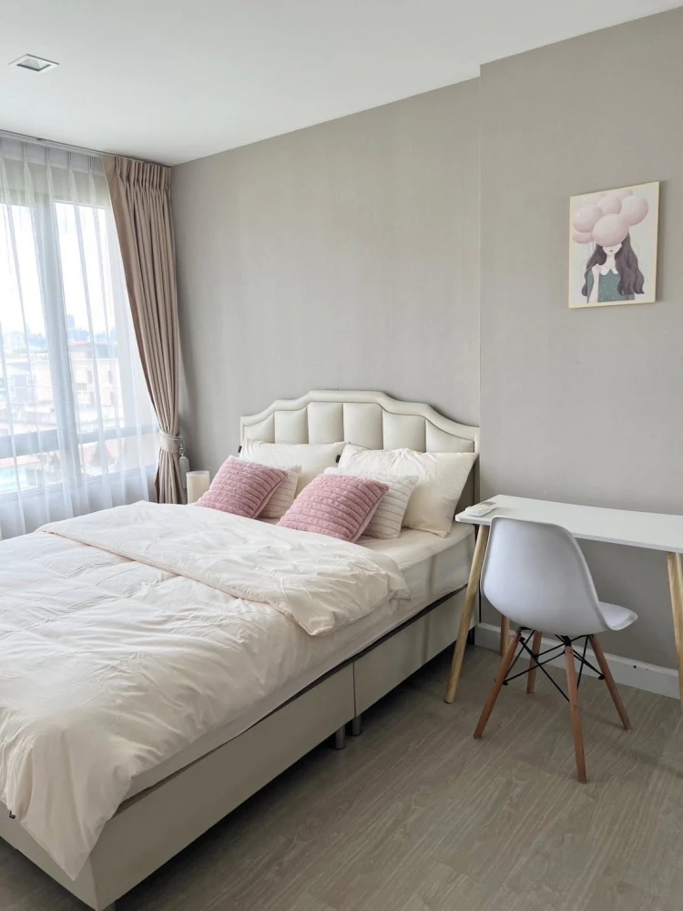 ให้เช่า Metro Luxe Ratchada ห้องแต่งสวยคุมโทน มาพร้อมเฟอร์นิเจอร์ครบครัน มองเห็นวิวสระว่ายน้ำ รีบจองเลย