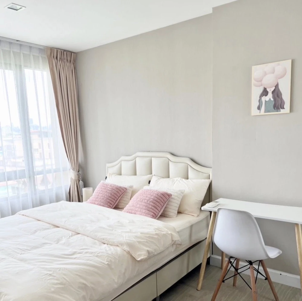 ให้เช่า Metro Luxe Ratchada ห้องแต่งสวยคุมโทน มาพร้อมเฟอร์นิเจอร์ครบครัน มองเห็นวิวสระว่ายน้ำ รีบจองเลย