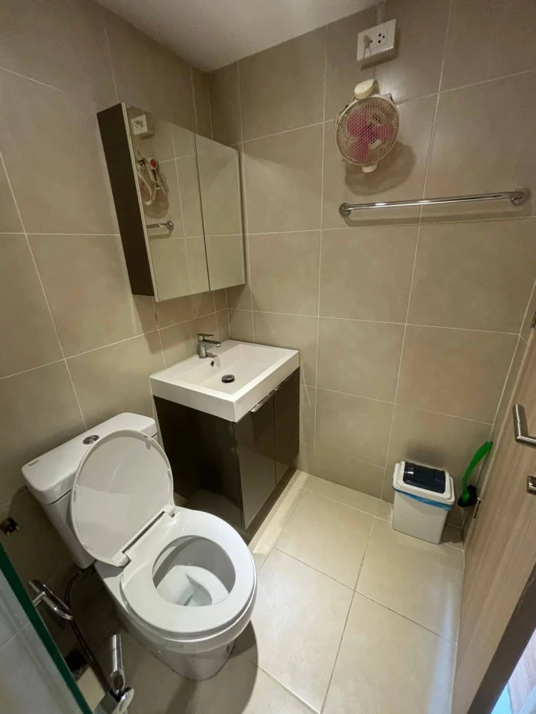 ให้เช่า Modern condo จรัญฯ 79 กำแพงห้องไม่ติดกะห้องอื่น เพราะด้านนึงติดล็อบบี้ ส่วนอีกด้านติดบันไดหนีไฟ สบายใจเรื่องเสียงรบกวน จองเลย