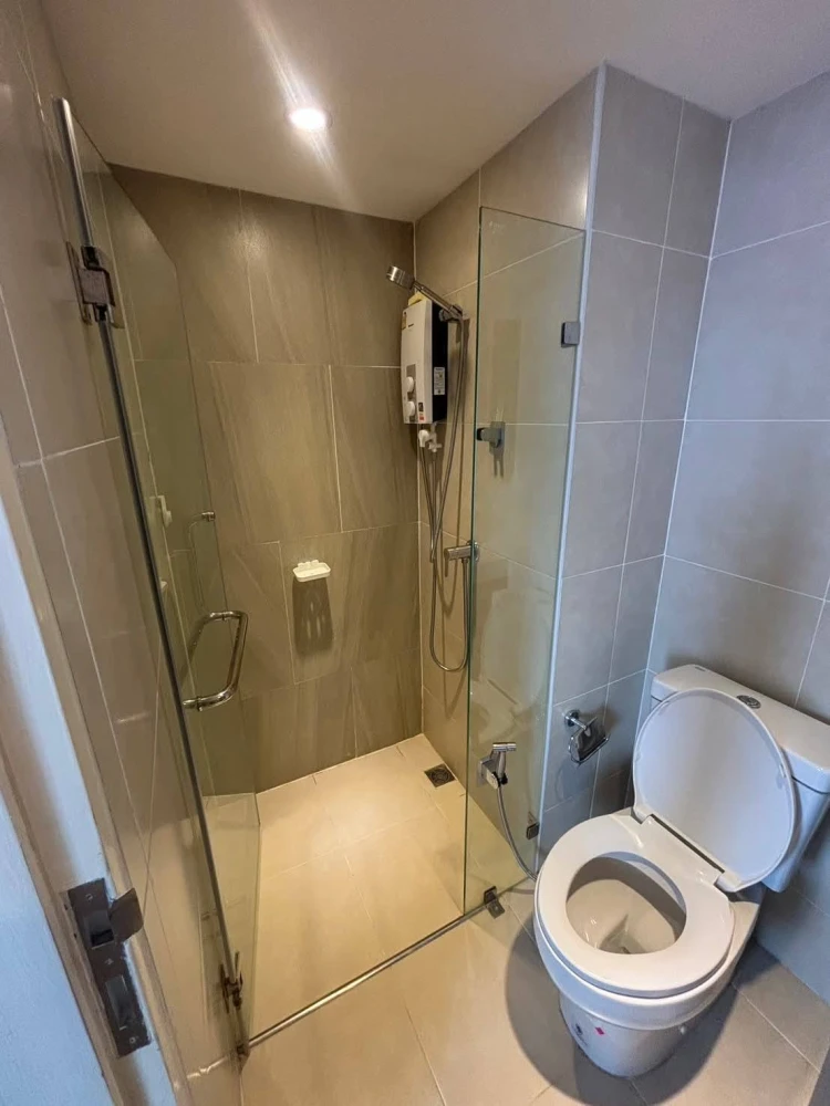 ให้เช่า Modern condo จรัญฯ 79 กำแพงห้องไม่ติดกะห้องอื่น เพราะด้านนึงติดล็อบบี้ ส่วนอีกด้านติดบันไดหนีไฟ สบายใจเรื่องเสียงรบกวน จองเลย