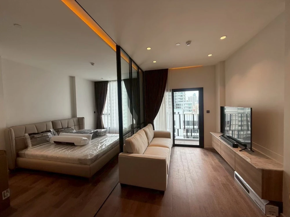 For rent: MUNIQ Sukhumvit 23, 1 bedroom, 1 bathroom, spacious living area, fully furnished. Book now!