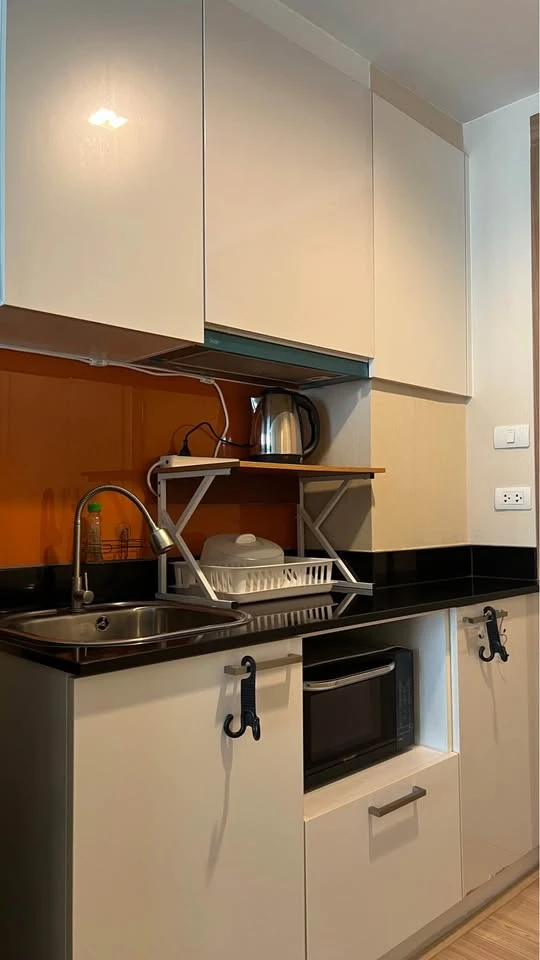 ให้เช่า Nice Suites สนามบินน้ำ ห้องกว้างขวางอยู่สบาย มีอุปกรณ์เครื่องใช้ไฟฟ้าครบชุด สามารถหิ้วกระเป๋าเข้าอยู่ได้เลย