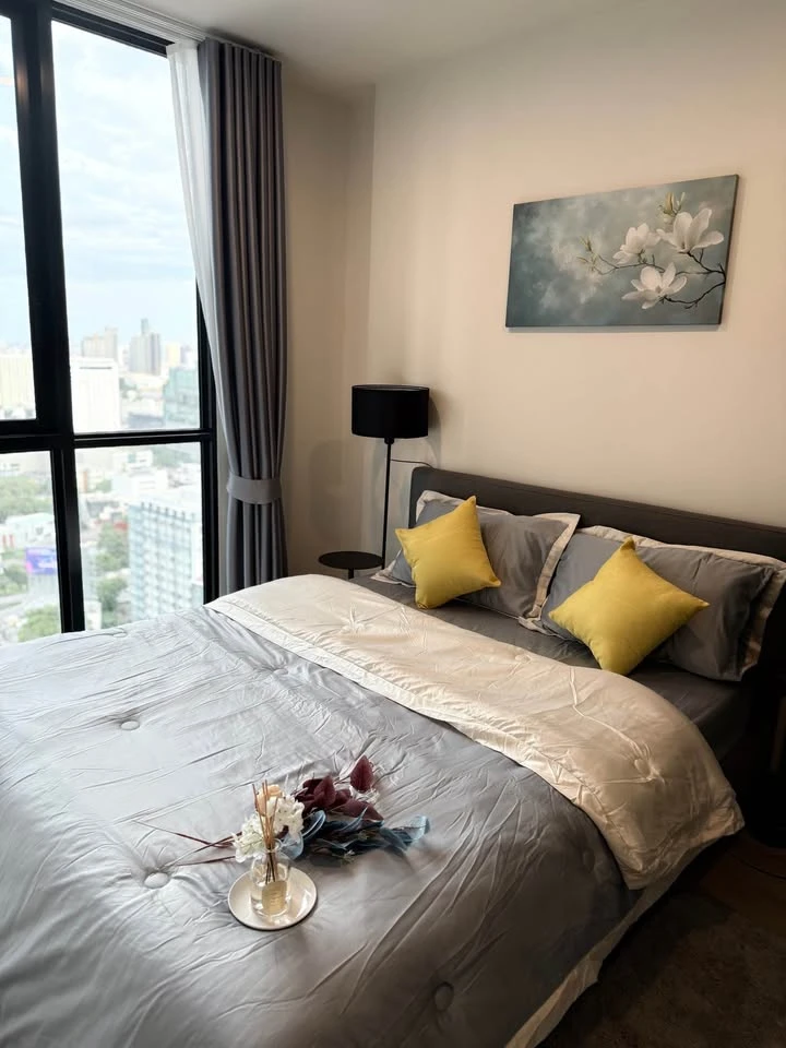 ให้เช่า Noble Nue District R9 1 ห้องนอน 1 ห้องน้ำ มาพร้อมเฟอร์ครบครัน มองเห็นวิวสวยจาดชั้นสูง จองเลย