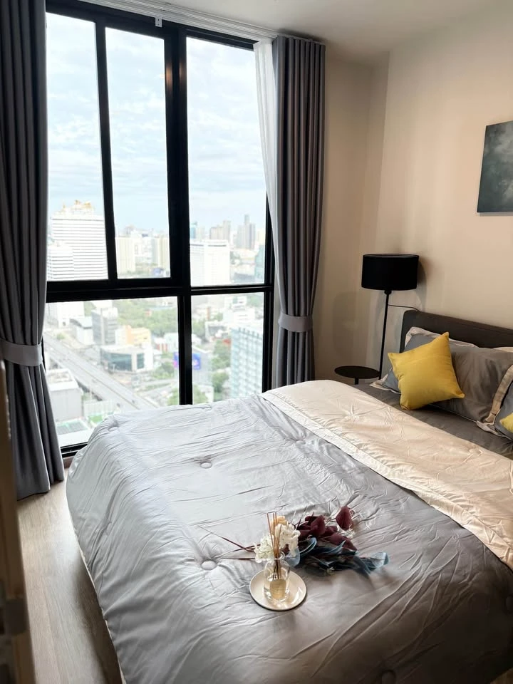 ให้เช่า Noble Nue District R9 1 ห้องนอน 1 ห้องน้ำ มาพร้อมเฟอร์ครบครัน มองเห็นวิวสวยจาดชั้นสูง จองเลย