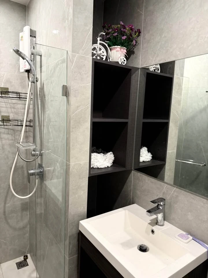 ให้เช่า Noble Nue District R9 1 ห้องนอน 1 ห้องน้ำ มาพร้อมเฟอร์ครบครัน มองเห็นวิวสวยจาดชั้นสูง จองเลย